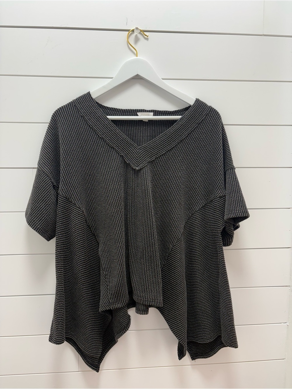 Oddi Charcoal Gray Ribbed V‑Neck Relaxed Short Sleeve Top